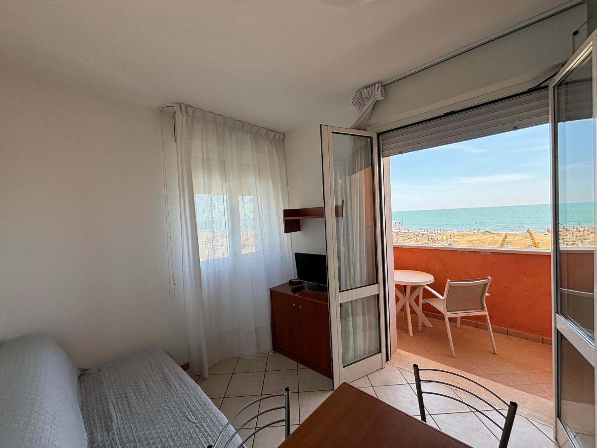 Villa Alpina - Frontemare Centrale - Immobil Relax Lido di Jesolo Exterior photo